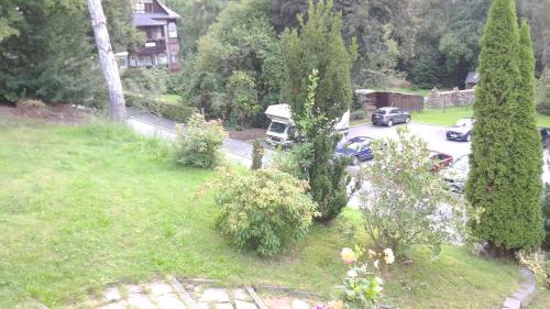 eine Luftansicht auf einen Hof mit Autos auf einer Straße in der Unterkunft Ferienwohnungen Villa Goldbrunnen in Bad Elster