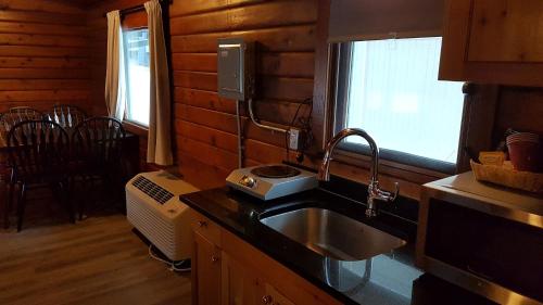 Кухня или кухненски бокс в Rundle Mountain Lodge