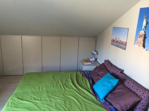 シエナにあるRinidia - Siena Celso Cittadiniのベッドルーム1室(ベッド1台、緑の毛布付)