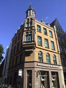 ein Gebäude mit einem Uhrturm darüber in der Unterkunft Hanns-Lilje-Haus in Hannover
