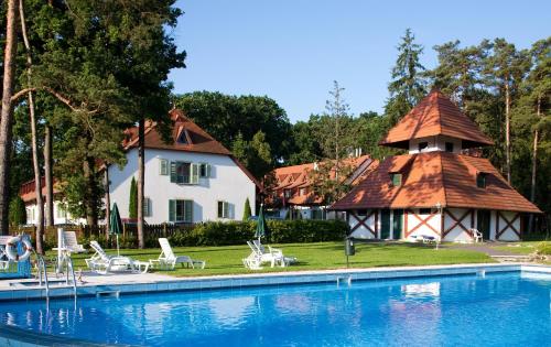 una casa y una piscina con cenador en Abbazia Country Club en Nemesnép