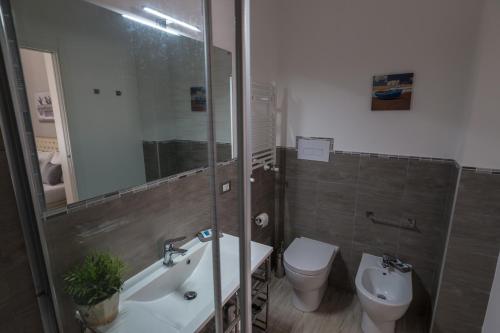 Bilik mandi di Casantò guest home