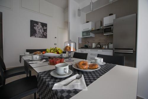 uma cozinha com uma mesa com comida em Casantò guest home em Palermo