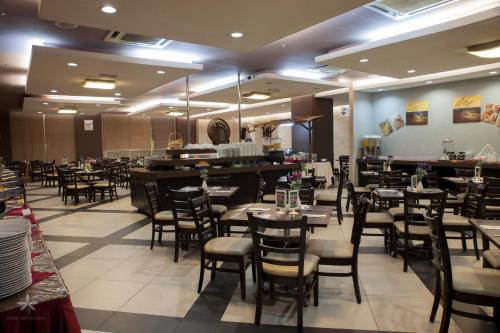 Restoran või mõni muu söögikoht majutusasutuses Hotel Seri Malaysia Kepala Batas