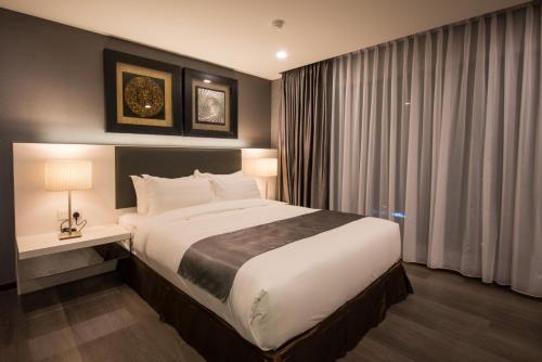 Ένα ή περισσότερα κρεβάτια σε δωμάτιο στο Asiatic Hotel
