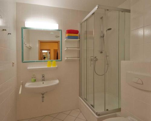 Phòng tắm tại Fewo Binz Wohnpark Stadt Hamburg