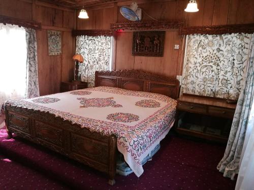 Tempat tidur dalam kamar di House Boat Hardy Palace