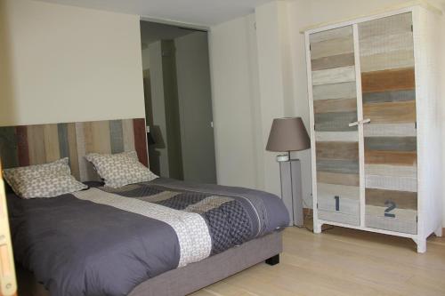 - une chambre avec un lit et une grande porte en verre dans l'établissement Le Charme des Dunes, à Arcachon