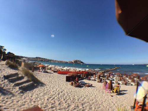 un grupo de personas en una playa con el océano en appartement Calvi en Calvi