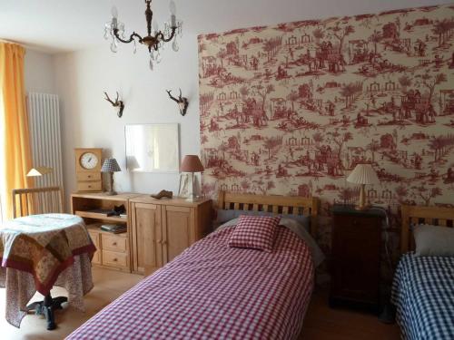 1 dormitorio con 2 camas y papel pintado en rojo y blanco en Ferienwohnung Bella Rosa, en Freiburg im Breisgau