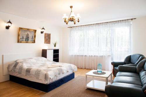 Un pat sau paturi într-o cameră la DOMOTEL Aleje Jerozolimskie