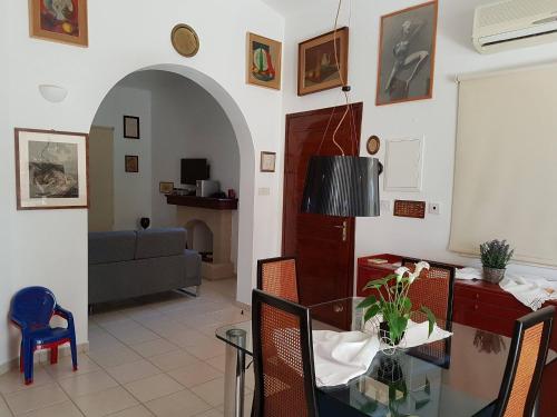uma sala de estar com uma mesa de vidro e um sofá em Giorgio Vacation House em Pissouri