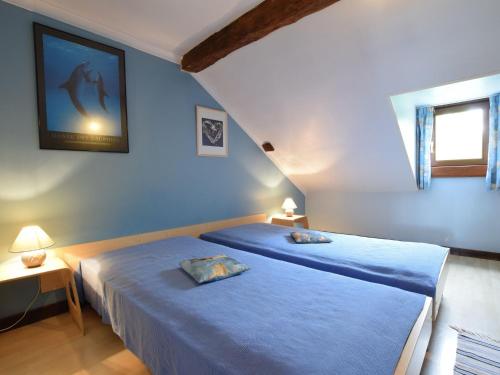 デュルビュイにあるCosy Holiday Home in Durbuyの青い壁のドミトリールーム ベッド2台