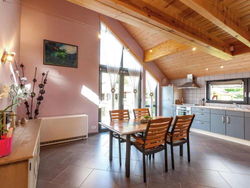 cocina y comedor con mesa y sillas en Holiday Home in La Roche en Ardenne with Garden, en Marcouray