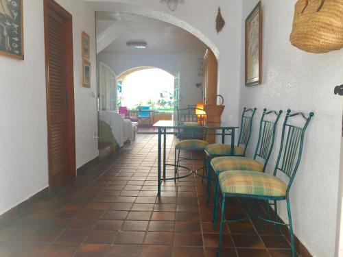 einen Flur mit einem Tisch und Stühlen in einem Zimmer in der Unterkunft Casa Playa Valencia in El Perelló
