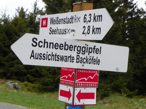 two street signs on a pole next to a road at Ferienwohnung am Weissenstädter See in Weißenstadt