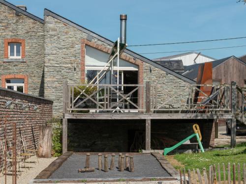 een huis in aanbouw met een speeltuin bij Vintage Mill in Bertrix in Sart