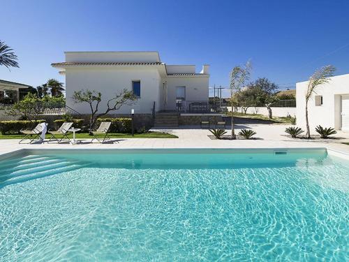 Kolam renang di atau di dekat Luxury villa in Marsala with pool