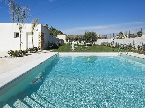 マルサラにあるLuxury villa in Marsala with pool and private garden and only 400m from the seaの家の前の青い水のスイミングプール
