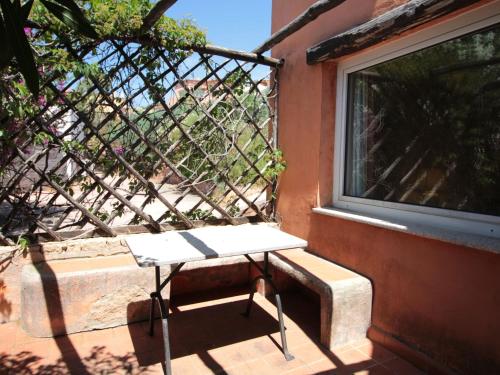 イーゾラ・ロッサにあるBelvilla by OYO Holiday Home in Sardinia Italyの窓際のピクニックテーブル