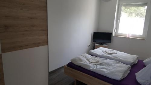 Ένα ή περισσότερα κρεβάτια σε δωμάτιο στο Apartman Nóra