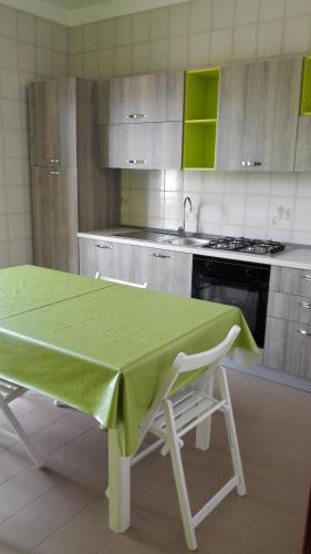 SalemiにあるEstiaのキッチン(テーブル、緑のテーブルクロス付)