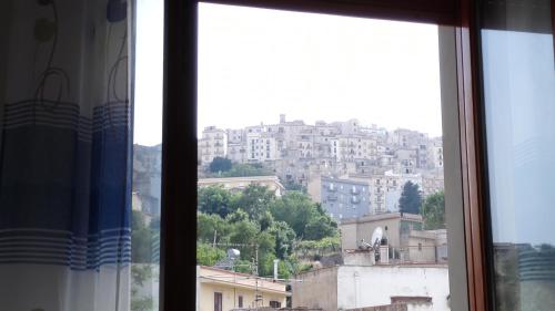 SalemiにあるEstiaの窓から市街の景色を望めます。