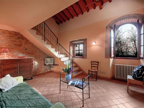 レッジェッロにあるSettimo Di Olenaのリビングルーム(ベッド1台、階段付)