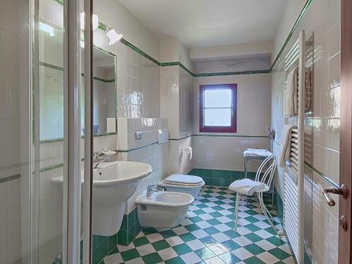 レッジェッロにあるSettimo Di Olenaのバスルーム(洗面台、トイレ、シンク付)