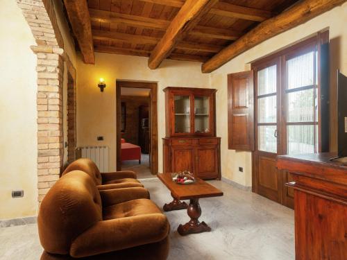 ein Wohnzimmer mit einem Sofa und einem Tisch in der Unterkunft Belvilla by OYO Agriturismo Valle Fiorita in Aulla