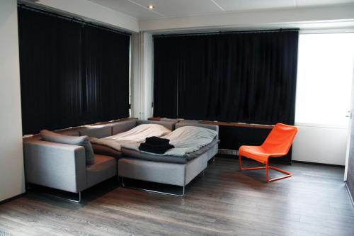 salon z kanapą i krzesłem w obiekcie Apartment in Jakobstad / Pietarsaari w mieście Jakobstad