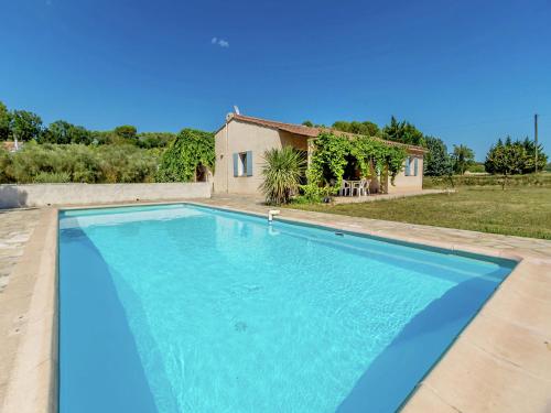 une grande piscine bleue devant une maison dans l'établissement Villa in Saint-Antonin with Private Pool, à Saint Antonin du Var