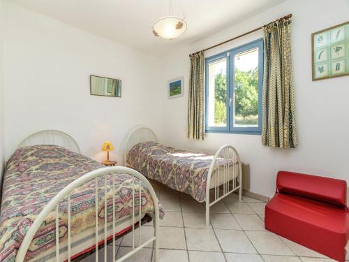 une chambre avec deux lits et une fenêtre dans l'établissement Villa in Saint-Antonin with Private Pool, à Saint Antonin du Var