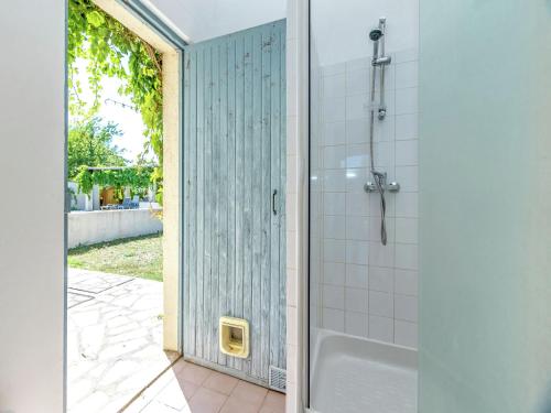 une salle de bain avec une douche avec une porte vitrée dans l'établissement Villa in Saint-Antonin with Private Pool, à Saint Antonin du Var