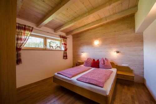 Un pat sau paturi într-o cameră la Apartment Bauernhof Thurnummerstall