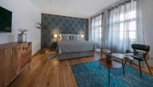 1 dormitorio con 1 cama, TV y sofá en Apartment The 29, en Zagreb