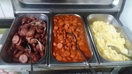 een dienblad met eten met bonen, rijst en andere etenswaren bij Hotel Veneza in Garanhuns