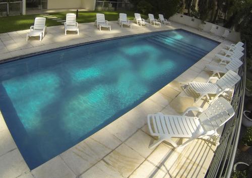 an overhead view of a swimming pool with lounge chairs at Concord Callao by Recoleta Apartments in Buenos Aires