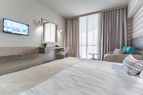 Ένα ή περισσότερα κρεβάτια σε δωμάτιο στο HI Hotels Imperial Resort - Ultra All Inclusive, FREE PARKING