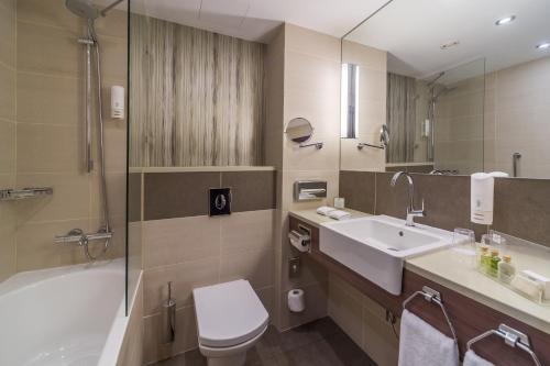 Vonios kambarys apgyvendinimo įstaigoje Holiday Inn - Kyiv, an IHG Hotel