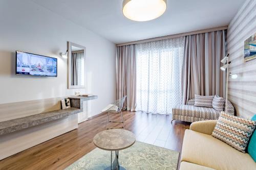 Μια τηλεόραση ή/και κέντρο ψυχαγωγίας στο HI Hotels Imperial Resort - Ultra All Inclusive, FREE PARKING