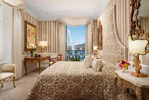 فندق إنجلترا في جنيف: غرفة نوم بسرير ومكتب ونافذة