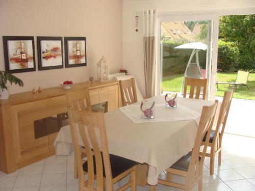 une salle à manger avec une table et quelques chaises dans l'établissement Chambres d'hôtes Sébastien, à Ruaudin