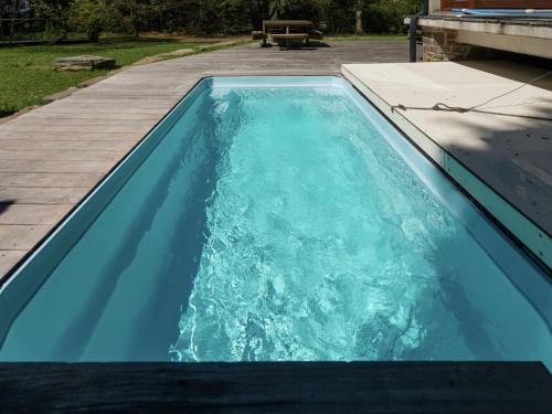 basen z błękitną wodą na podwórku w obiekcie Perfect holiday home in Waimes with Swimming Pool w mieście Waimes