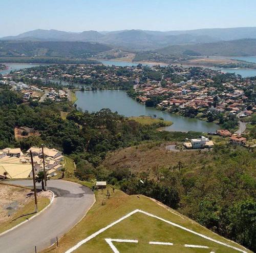an aerial view of a river with a city and a road at Escarpas, Capitólio, Bloco 13 casas in Capitólio
