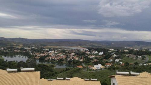 a view of a town with a body of water at Escarpas, Capitólio, Bloco 13 casas in Capitólio