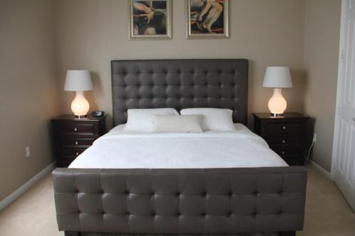 1 dormitorio con 1 cama grande y 2 lámparas en las mesas en Cayview Condo #231543, en Orlando