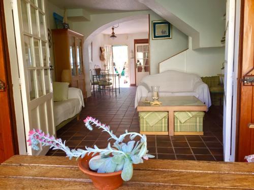 ein Wohnzimmer mit einem Bett und einem Tisch in der Unterkunft Casa Playa Valencia in El Perelló