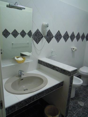 Salle de bains dans l'établissement Hotel Happy