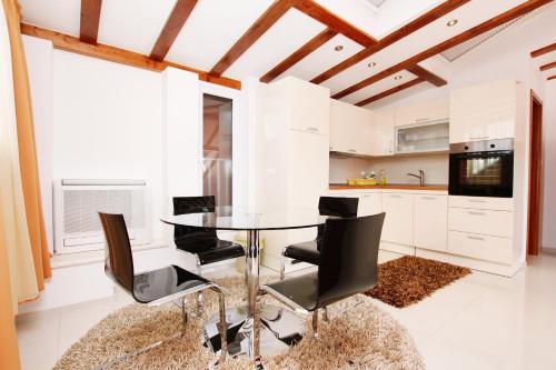Kuchyňa alebo kuchynka v ubytovaní Villa Kampanel
